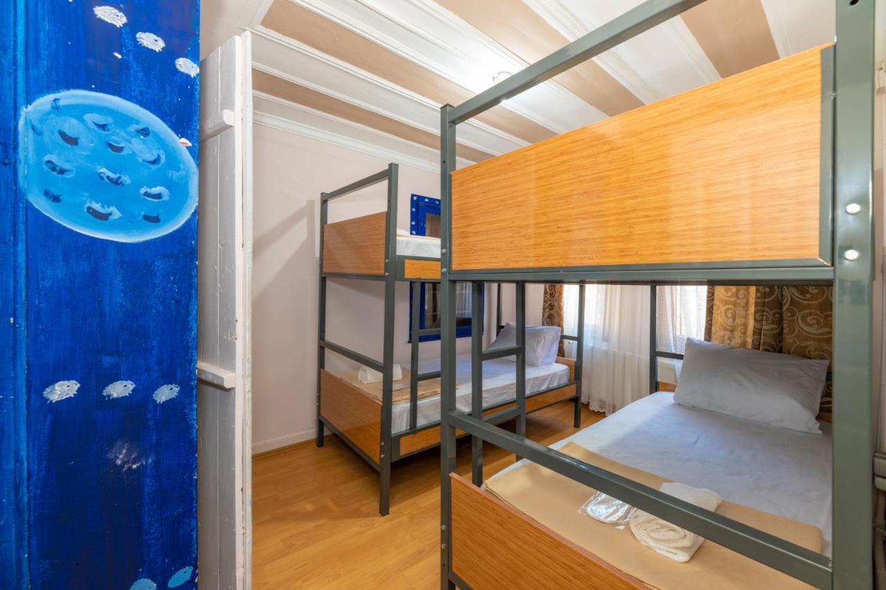 Taksim Wooden House Hostel Istanboel Buitenkant foto